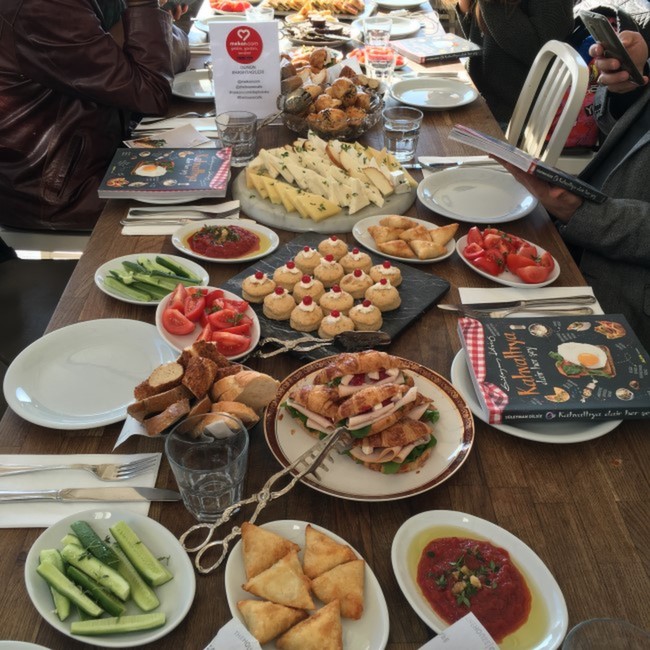 mekan.com Kitap Kulübü The House Cafe Ortaköy'de Kahvaltıya Dair Her Şey Kitabı İçin Buluştu