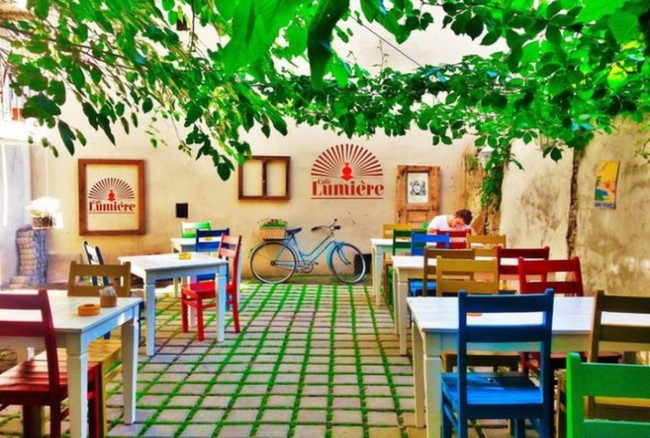 Cafe Lumiere bahçesi