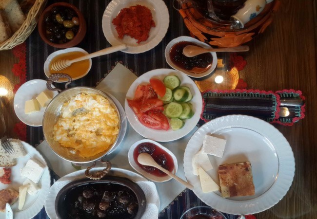 Deniz Kozanlı Mantı Kahvaltı Ankara - Serpme Kahvaltı