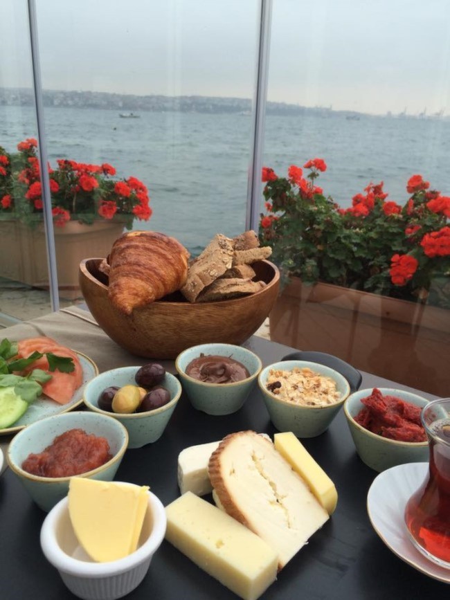 İstanbul'da Boğaz'da Kahvaltı Yapabileceğiniz Yerler Sardunya Karaköy