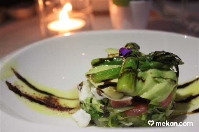 Kuşkonmaz-Avokado-Mozarella-Salata-Vogue-Restaurant
