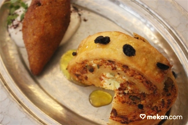 Deraliye-Ottoman-Cuisine-Restaurant-Ballı-Gemici-Böreği-Arefe-Köftesi