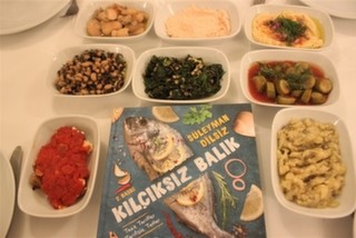 mekan.com Kitap Kulübü ''Kılçıksız Balık'' İle Giritli Restoran'daydı!