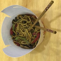 Noodle ve büfemizden tabağınız dolana kadar seçeceğiniz sebzeleri tercih ettiğiniz soslar ile wok tavada pişiriyoruz . 