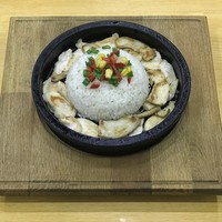 Sebzeli ve soya sosu ile sotelenmiş tavuk but parçalı ile özel soslu pirinç pilavı 