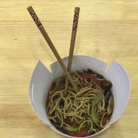 Noodle ve büfemizden seçeceğiniz sebzeleri tercih ettiğiniz soslar ile wok tavada pişiriyoruz . 