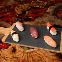 Sake ( Somon ) ,Suzuki ( Levrek ) , Maguro ( Ton Balığı ) , Kani ( Yengeç ) , Ebi ( Karides ) 