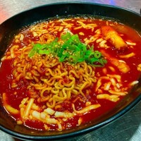 Acılı Ramen'li , Kore acı biber salçalı ( Gochujang ) soslu Pirinç Keki