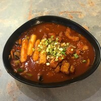Kore acı biber salçalı ( Gochujang ) soslu Pirinç Kekli , özel Kore soslu kızarmış çıtır tavuk , taze soğan ve susam
