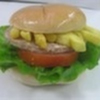 Hamburger köftesi, patso, kıvırcık marul, domates, ketçap ve mayonez