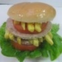 Çift hamburger köftesi, patso, kıvırcık marul, domates, ketçap ve mayonez
