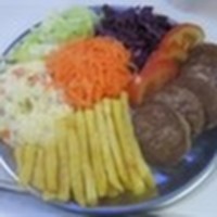 Izgara köfte, Amerikan salatası, kırmızı lahana, havuç, turşu, ketçap ve mayonez