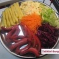 Sosis, Amerikan salatası, kırmızı lahana, havuç, turşu, ketçap ve mayonez