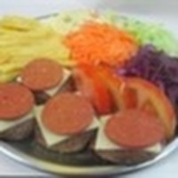 Sucuklu kaşarlı ızgara köfte, Amerikan salatası, kırmızı lahana, havuç, turşu, ketçap ve mayonez
