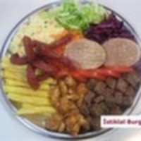 Arnavut ciğeri, kızarmış sosis, soslu tavuk, ızgara köfte, Amerikan salatası, kırmızı lahana, havuç, turşu, ketçap ve mayonez