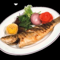 Balık tabağımız özel fesleğen sosları ile servis edilmektedir