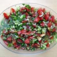 Domates, salatalık, yeşil biber ve isteğe göre soğan ile