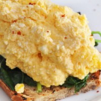 Peynirli çırpılmış yumurta, organik sarı somun ekmeği ile...