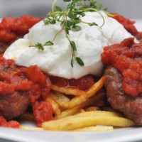 Kibrit patates üzeri Bodrum köfte, domates sos ve yoğurt ile