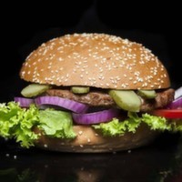 Jumbo burger ekmeğinde 130 gr özel yapım burger köftesi,cheddar peyniri,dana jambon ve baharatlı elma dilim patates ile