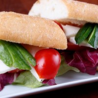 Çapata ekmeği arasında beyaz peynir,domates,salatalık,yeşillik ve patates tava ile.