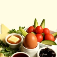 Domates, Salatalık, Yeşil Biber, Siyah Zeytin, Beyaz Peynir, Haşlanmış Yumurta, Reçel ve 1 Bardak Çay (Ücretsiz)