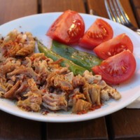 Izmir'den getirilen yağsız kuzu kokoreç iri kıyım, domates ve biber karıştırmadan sadece baharat (tuz, kekik, pul biber, kimyon) ile servis edilir.