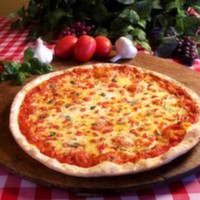 160 Gr. pizza hamuru, 40 gr. domates sos, 120 gr. mozarella peyniri, zeytin, mısır