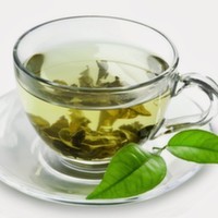 Siyah çayla aynı bitkiden gelir. Farklı olarak fermante edilmez. Hafif yeşil sarı rengi ve buruk tadı ile, özellikle çinde yetişen çay bitkilerinden sağlanır.