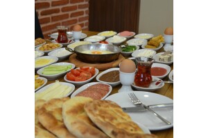 Karagözler Et & Izgara & Şarküteri'de Serpme Kahvaltı
