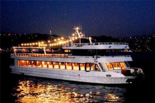 Tekne Gezintisi'nden İstanbul Boğazının Büyüleyici Atmosferinde İftar Ziyafeti 